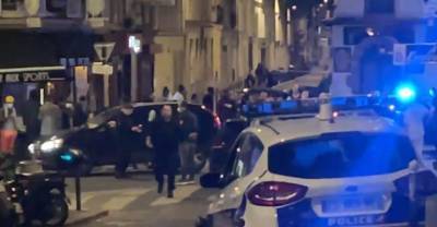 В Париже неизвестный на автомобиле протаранил террасу кафе, один человек погиб