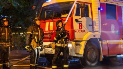 На юго-востоке Москвы горит склад, площадь пожара увеличивается