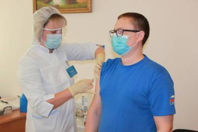 В Новосибирской области 2 000 сотрудников МЧС поставили прививку от COVID-19