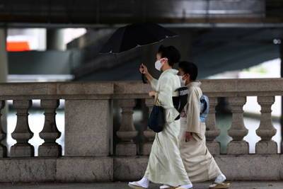 Ясутоси Нисимура - Япония продлит режим ЧС в Токио из-за вспышки коронавируса - lenta.ru - Токио - Япония