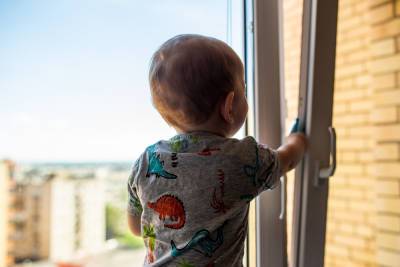Двухлетний малыш выпал из окна в Колпино