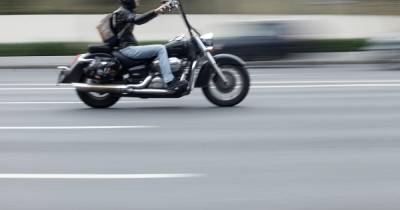 В Москве мотоциклист на шоссе врезался в открытую дверь машины