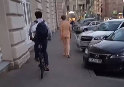 Голый мужчина был замечен в Санкт-Петербурге — видео