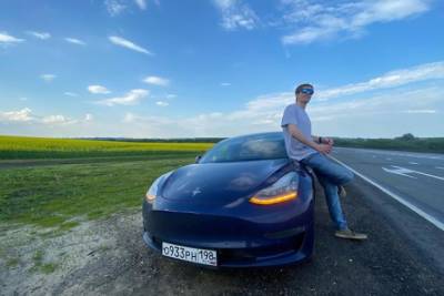 Предприниматель на электромобиле Илона Маска Tesla приехал в Читу 30 июля