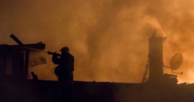 В Калининграде ночью 15 пожарных тушили почти 200 «квадратов» крыши