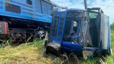 В Полтавской области Украины поезд врезался в грузовик