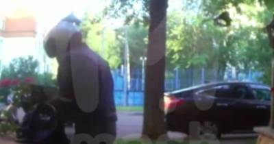 Москвичка на скутере украла четыре корзины с цветами и попала на видео