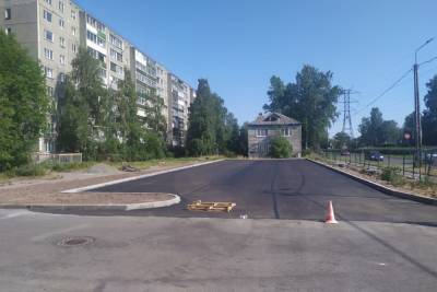 У детской поликлиники в одном из районов Петрозаводска заасфальтировали парковку