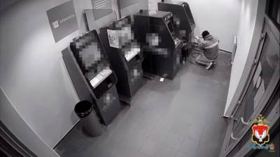 Мужчина из Удмуртии попытался вскрыть банкомат с 2,7 млн рублей (ВИДЕО)