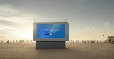 Adidas «раскрепостил» женщин Ближнего Востока рекламным щитом на пляже в Дубае