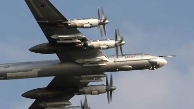 Летчики стратегических ракетоносцев Ту-95 отработали дозаправку в воздухе