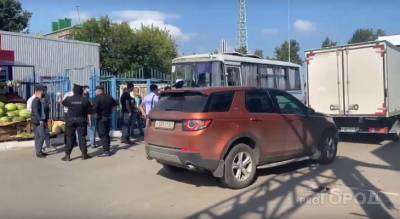 На Николаевском рынке в Чебоксарах полицейские проводят рейд