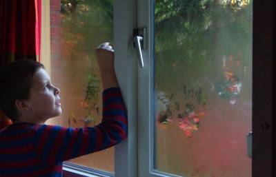 В школах и детсадах в Тверской области нашли опасные окна