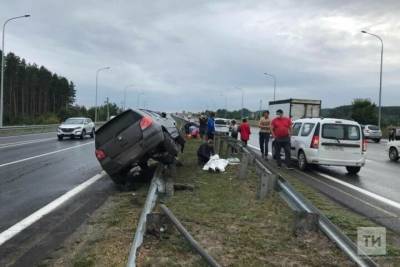 Женщина погибла под колесами легковушки в Татарстане, ее дочь в больнице