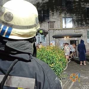 Во время пожара в запорожской многоэтажке спасатели эвакуировали 35 человек, пятеро из них - дети. Фото