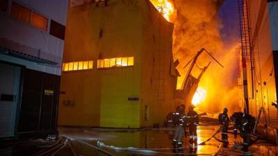 Появились фото крупного пожара на металлическом складе в Марьине