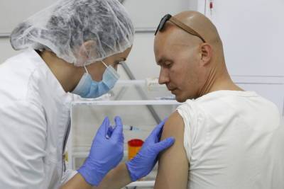В Петербурге ввели обязательную вакцинацию 80% работников сферы услуг и чиновников
