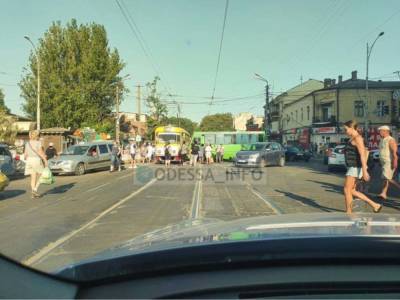 Стало плохо за рулем: в Одессе маршрутка влетела в трамвай, а троллейбус – в 3 авто (видео)