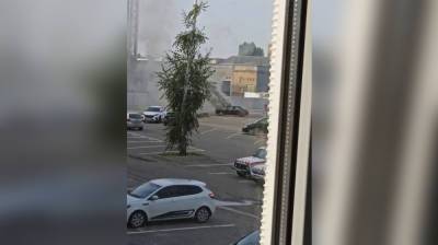 Полыхающую на парковке легковушку в Воронеже сняли на видео