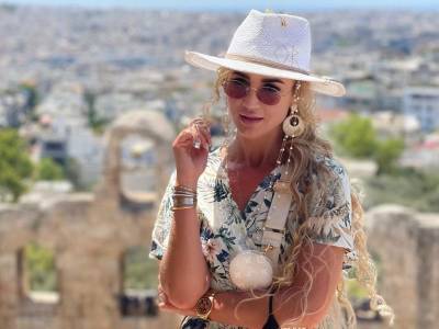 «Голубая крыша!»: Бузова разревелась во время отпуска в Греции