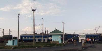 Появились кадры столкновения поезда «Укрзализныци» с грузовиком: «привело к пожару»