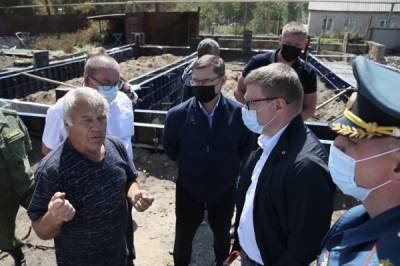 Владимир Якушев и Алексей Текслер проверили, как восстанавливают дома в пострадавших от лесных пожаров поселках
