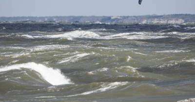 В Балтийске из-за сильного ветра запретили купаться в море
