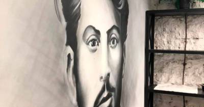 Москвич пожаловался на портрет Сталина в барбершопе