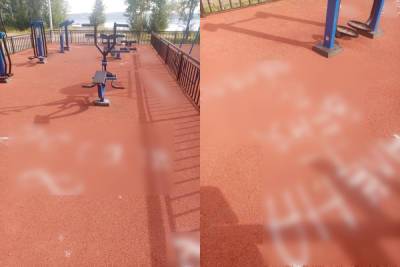 Неизвестные изрисовали покрытие спортивной площадки граффити в Петрозаводске