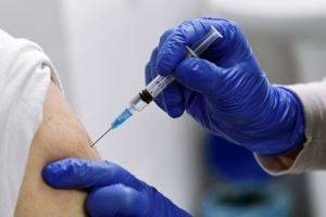 Минздрав пока не рассматривает введение привилегий для вакцинированных граждан