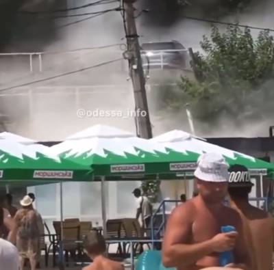 Из-за взрыва начался пожар на пляже в Одессе, все в дыму: видео ЧП