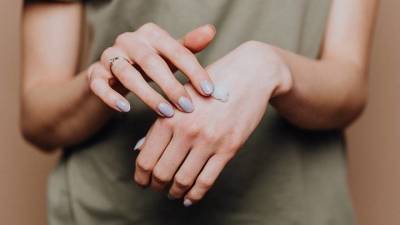 Дерматологи объяснили, как отмена перчаточного режима скажется на здоровье кожи
