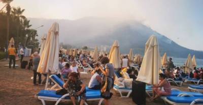 В Турции туристы из 20 отелей ночуют на пляжах вместо номеров