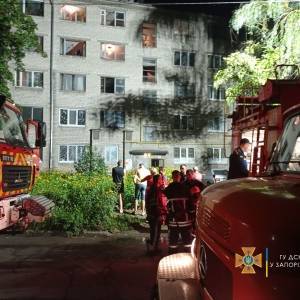 Появилось видео эвакуации жителей из горящей многоэтажки в Запорожье