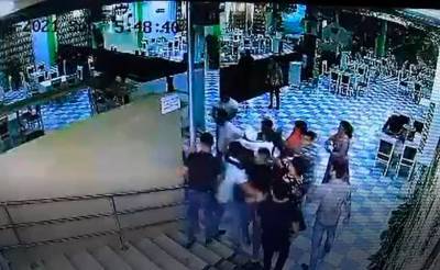 В Самарканде группа молодых людей избила владельца ресторана и членов его семьи