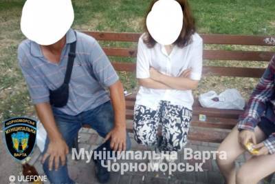 Пили за деньги: на Одесчине мужчина спаивал двух несовершеннолетних девочек