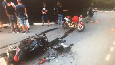 В Ялте легковушка снесла два мотоцикла: двое в больнице