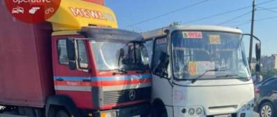 В Киеве грузовик врезался в маршрутку с пассажирами