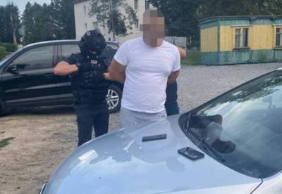 В Хмельницкой области на взятке задержали двух полицейских (фото)