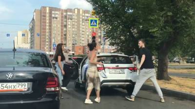 ЧП. Драка с плевками московской улице попала на видео