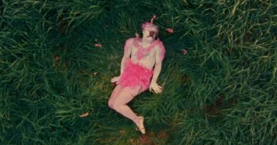 Гудков охотится на розового фламинго: Cream Soda и Алёна Свиридова перепели хит 90-х (видео)