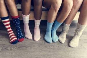 Свежие идеи, как носить женские яркие носки