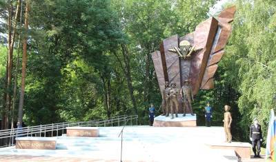 В уфимском парке Победы установили огромный памятник «Союзу поколений десантников»