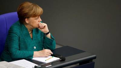 Блок Меркель теряет поддержку избирателей