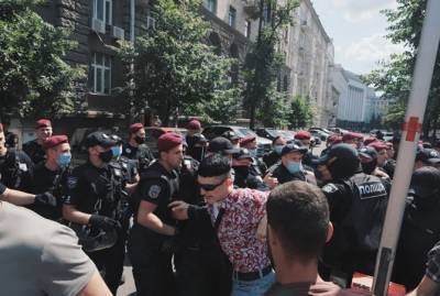 Полиция с помощью слезоточивого газа оттеснила противников ЛГБТ-рейва под Офисом президента