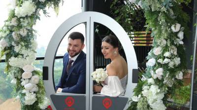 На Московской канатной дороге поженились 13 пар