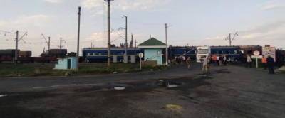 На Украине поезд с военной техникой попал в ДТП