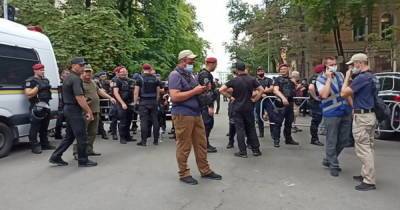 На ЛГБТ-акции под офисом Зеленского начались стычки активистов с полицией: силовики применили газ (ФОТО, ВІДЕО)