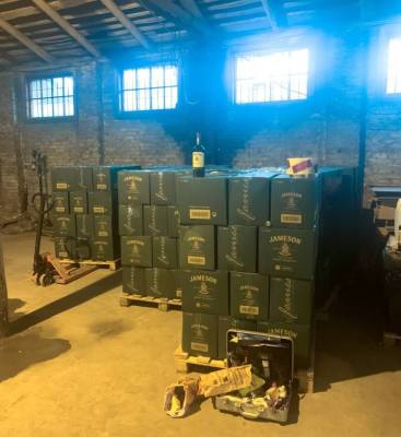 Более 6 000 литров нелегального алкоголя нашли в деревне Углово — фото