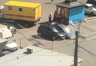 Фото: автомобили провалились под асфальт на парковке в Петербурге